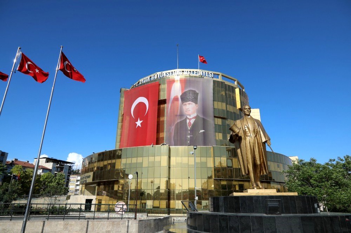 Aydın\'da evinden çıkamayan yaşlılara 50 metreküp su desteği