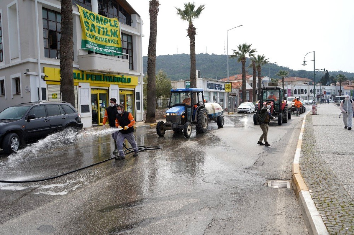 Ayvalık Belediyesi dezenfekte çalışmalarında yaklaşık 50 ton dezenfektan kullandı