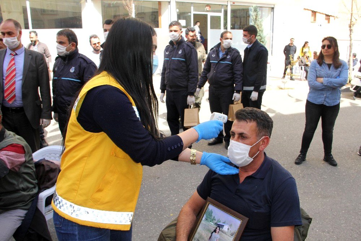 Bağlar Belediyesi evlat nöbeti tutan aileleri sağlık kontrolünden geçirip dezenfektan dağıttı