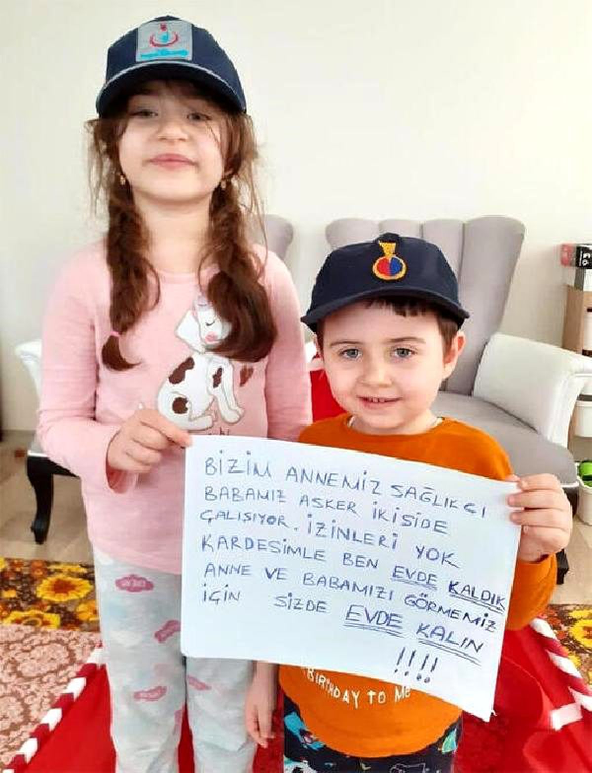 Bakan Koca\'nın paylaştığı kardeşlerin hemşire annesi: Lütfen evlerinizde kalın