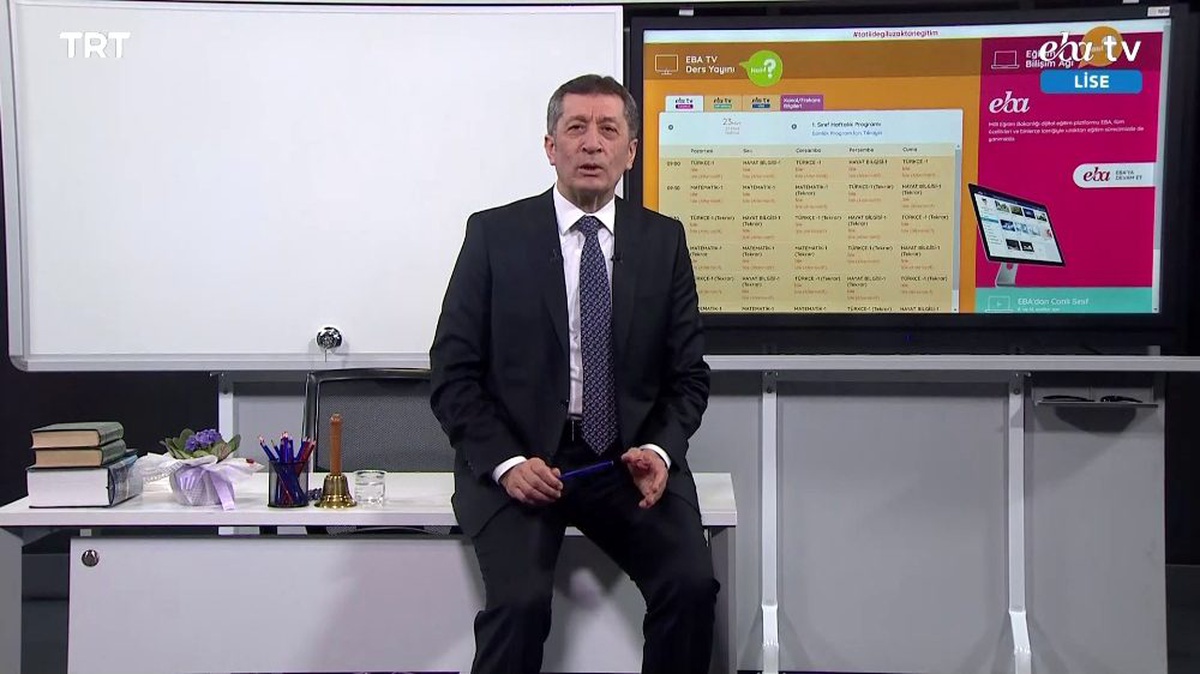 Bakan Selçuk, TRT EBA TV\'den öğrenci ve velilere seslendi