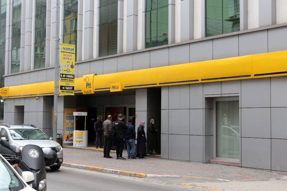 Balıkesir\'de bankalarda uzun kuyruklar oluştu