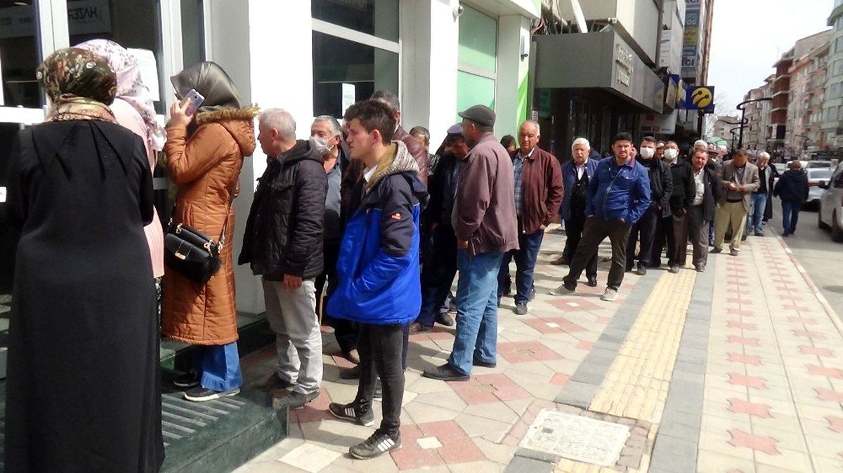 Banka önlerinde metrelerce kuyruk oluştu