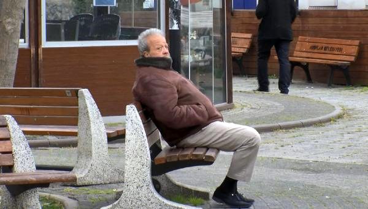 Banka ve PTT kuyruğunda ne "sosyal mesafe " ne de "65 yaş" kuralına uydular