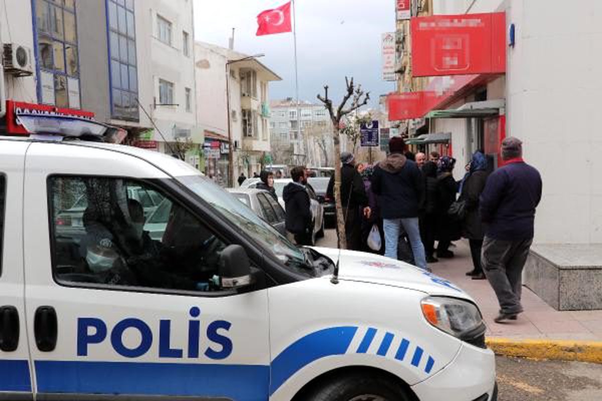 Bankalar önündeki kuyruğa polisten uyarı