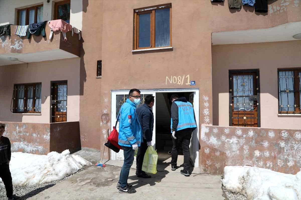 Başkale\'de "Vefa Sosyal Destek Grubu"ndan yaşlılara yardım eli