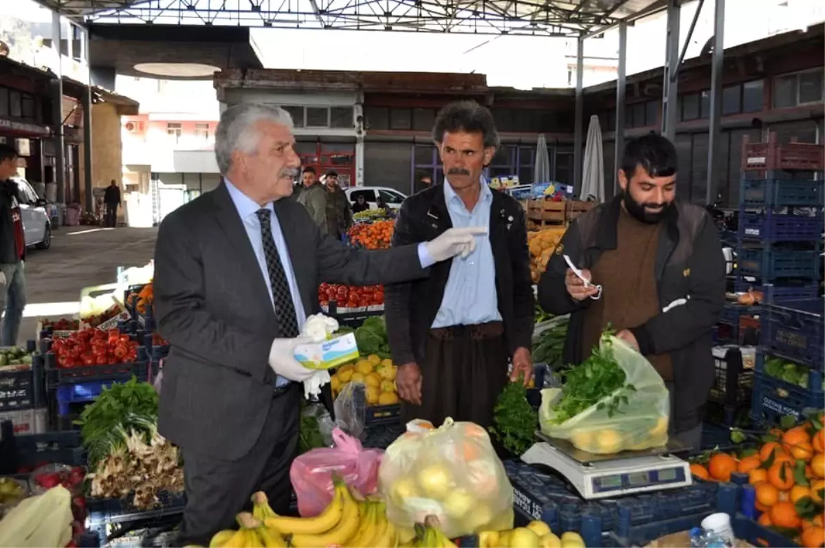 Başkan Karamehmetoğlu esnaf ve vatandaşlara eldiven dağıttı