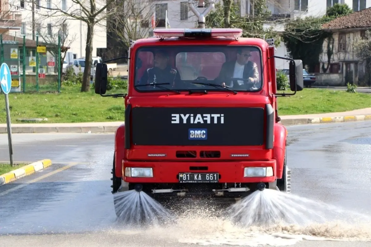 Başkan Yanmaz itfaiye aracının direksiyonuna geçti sokakları yıkadı