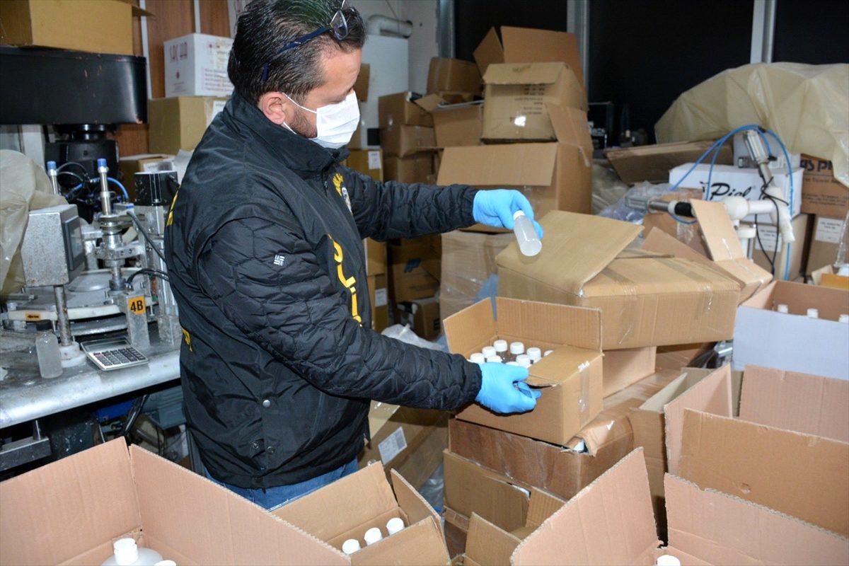Başkentte sahte dezenfektan üreten zanlılar suçüstü yakalandı