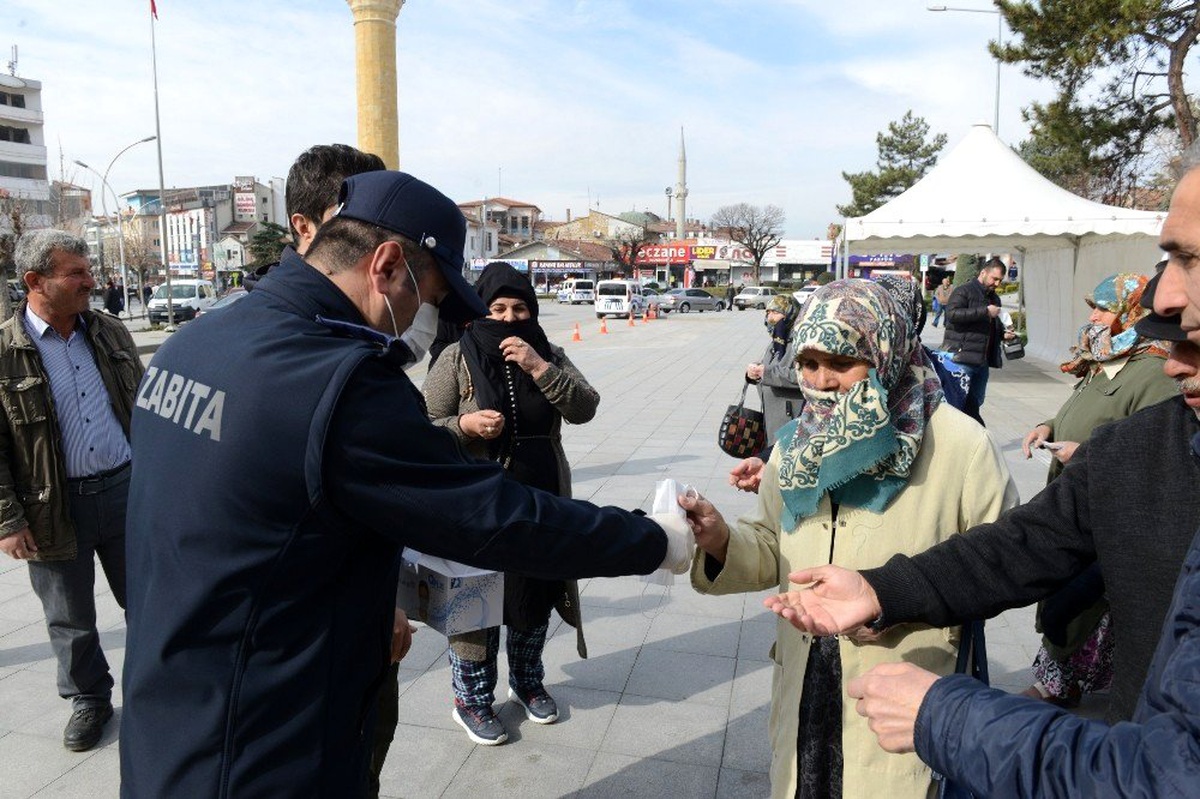 Belediye vatandaşlara maske dağıttı