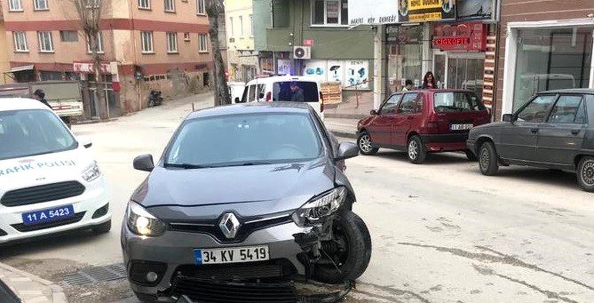 Bilecik\'te trafik kazası, 4\'ü hafif 5 kişi yaralandı