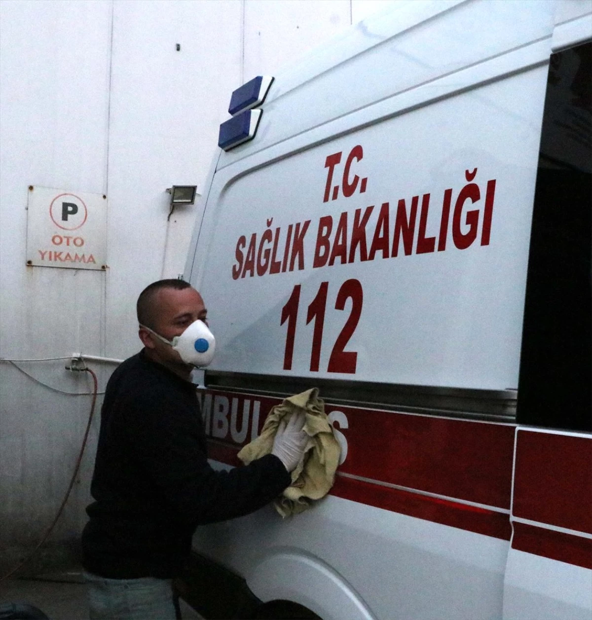 Bolu\'da oto yıkamacı sağlık çalışanlarına destek için ambulansları ücretsiz yıkıyor