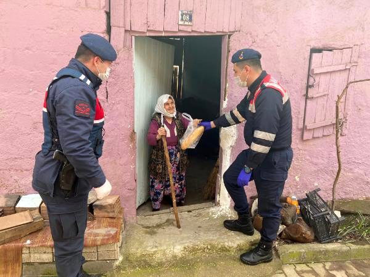 Bursa\'da jandarmadan 65 yaş üstü vatandaşlara evde destek uygulaması