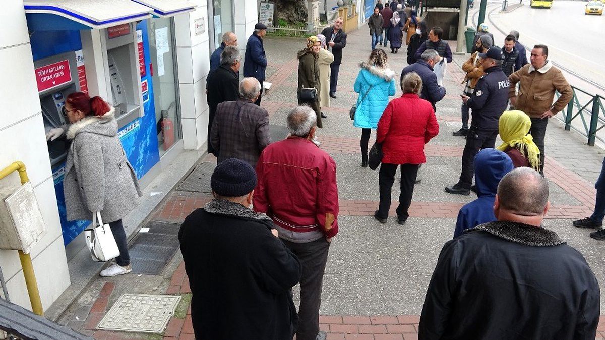 Bursa\'da yaşlılar banka kuyruklarında