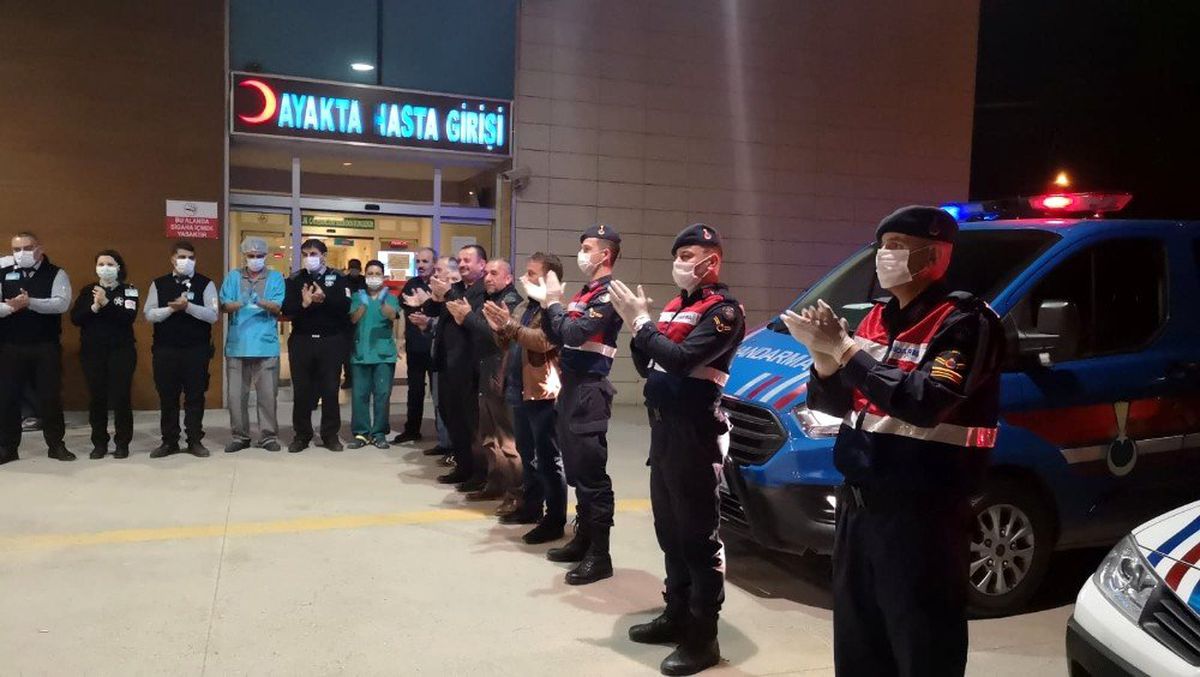 Bursa Jandarma ekipleri korona virüsüne karşı mücadele eden sağlık personeline alkışlarla destek...