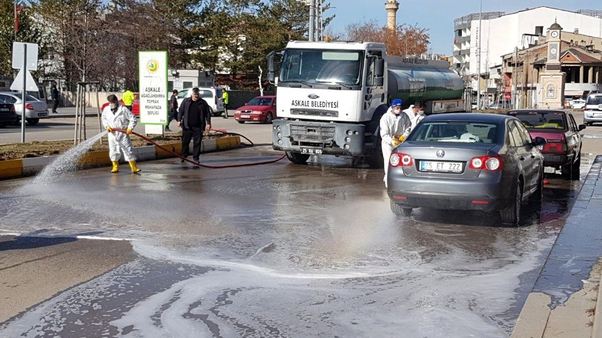 Cadde ve kaldırımlar dezenfekteli suyla temizlendi