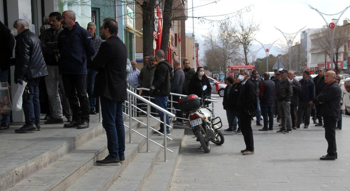 Çalışma süresi 5 saate düştü, banka önlerinde kuyruklar oluştu