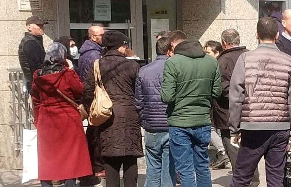 Çalışma süresi 5 saate düştü, banka önlerinde yoğunluk oluştu