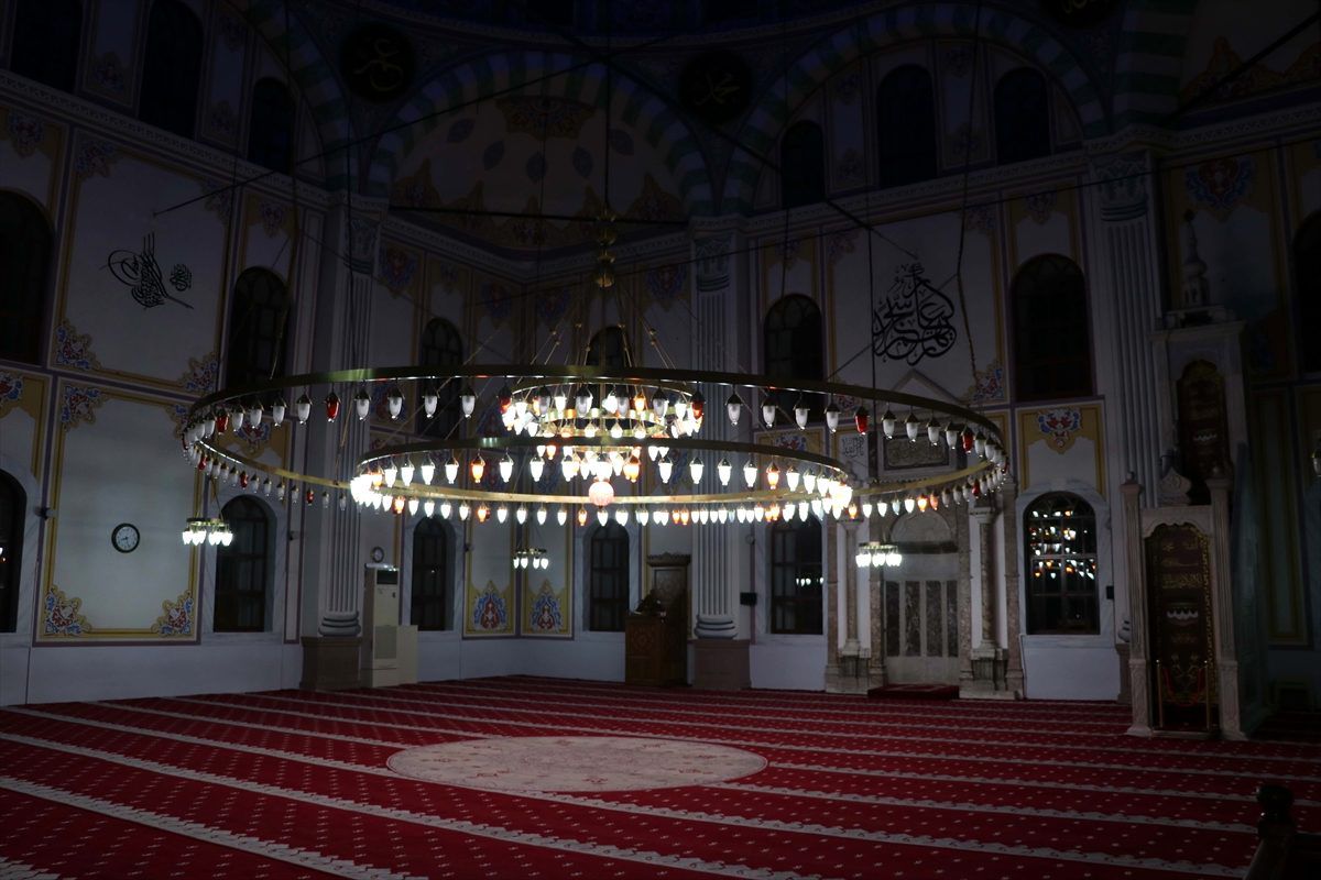 Camilerde koronavirüs salgınının son bulması için dua edildi