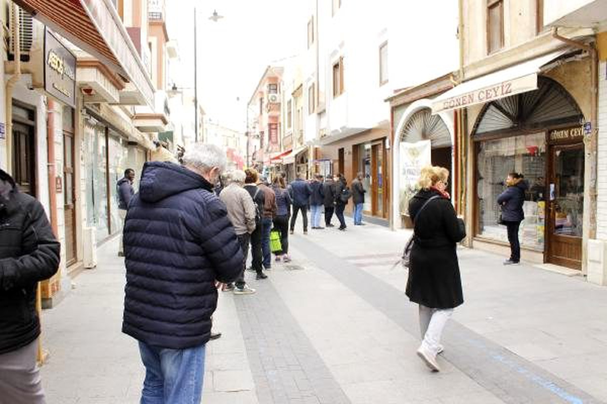 Çanakkale\'de bankalar önündü kuyruk oluştu