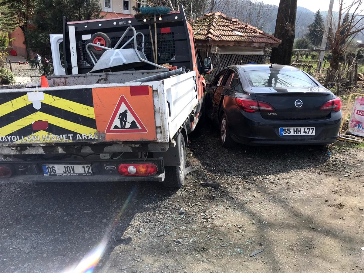 Çarşamba\'da kamyonet ile otomobil çarpıştı: 1 yaralı