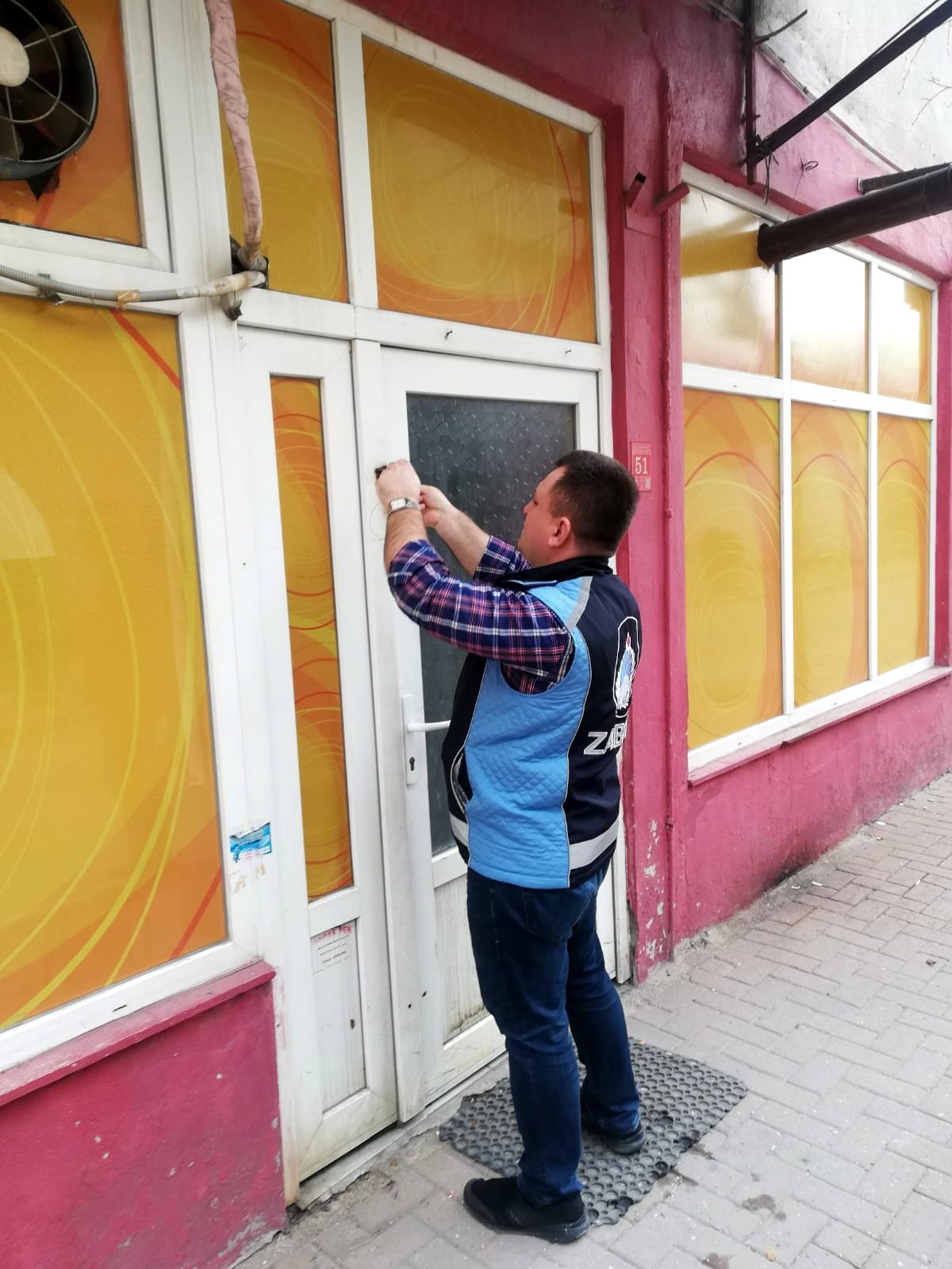 Corona virüs uyarısına rağmen açık olan 2 iş yeri mühürlendi