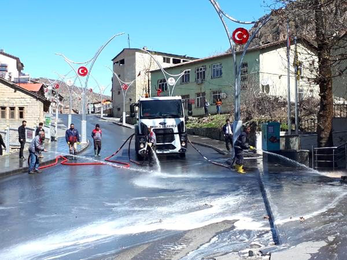 Çukurca\'nın caddeleri, TOMA \'dan sıkılan köpükle yıkandı