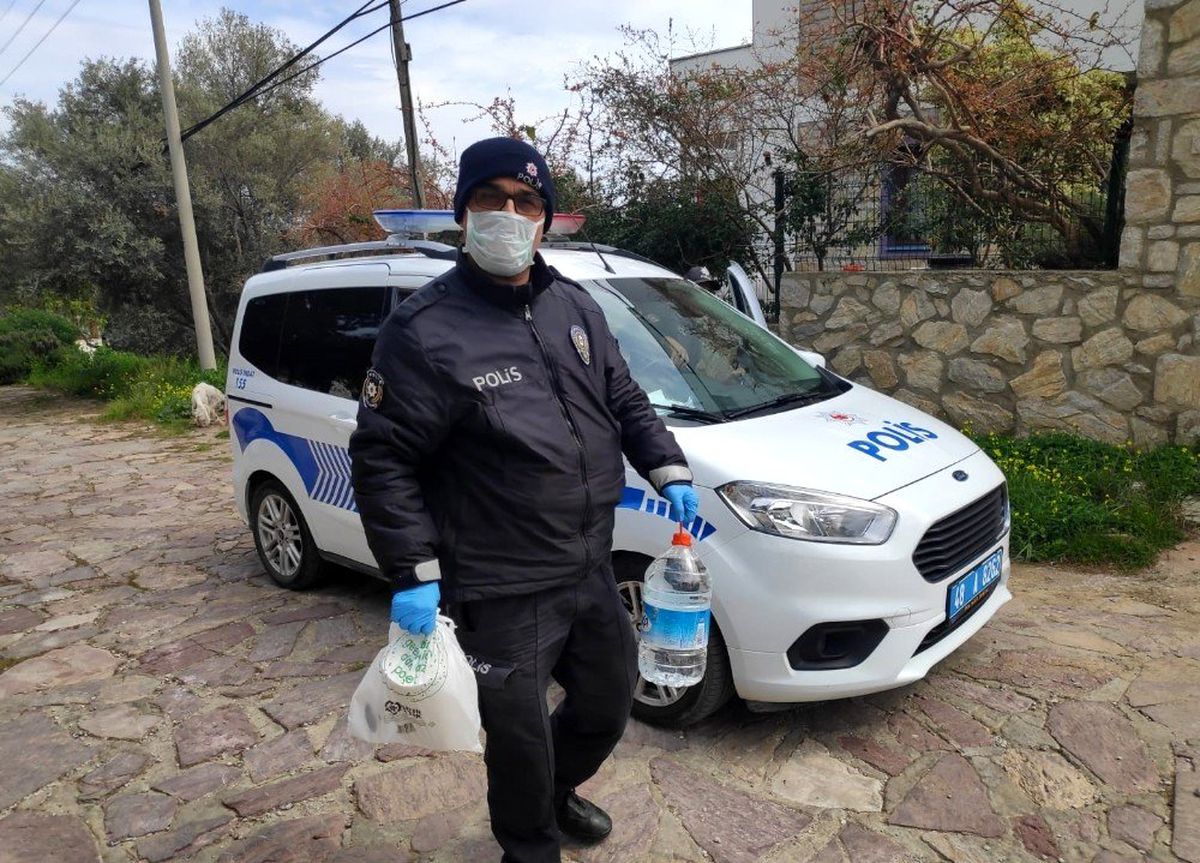 Datça polisi ihtiyaç sahiplerinin yardımına koştu
