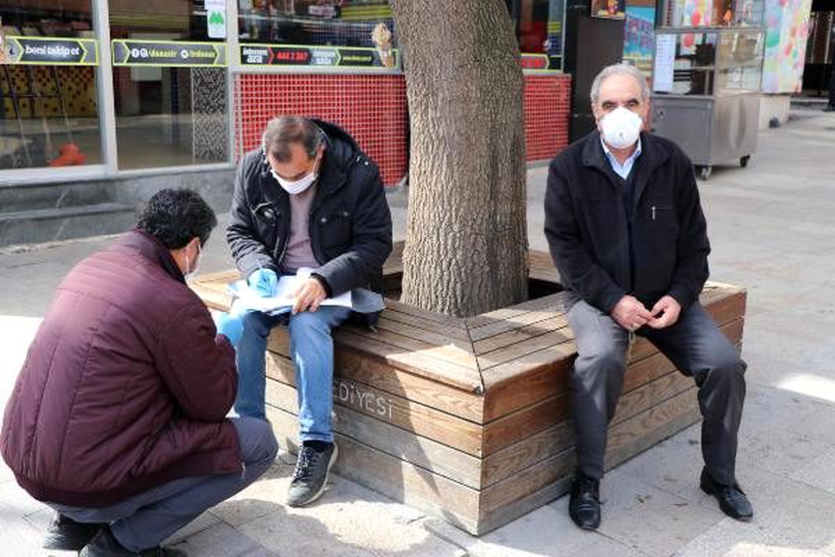Denizli\'de 65 yaş yasağına uymayanlar polislere zor anlar yaşattı
