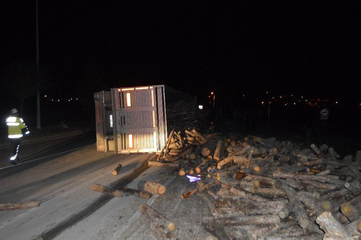 Devrilen kamyondan yara almadan kurtuldu
