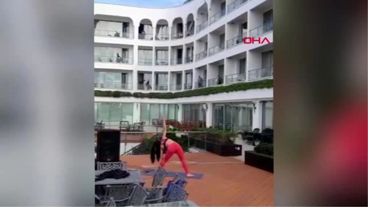 DHA DIŞ Karantinadaki öğrenciler, balkonlarda spor yapıyor