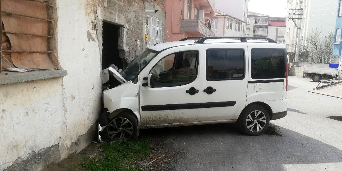 Direksiyon başında şeker komasına giren yaşlı adam duvara çarptı