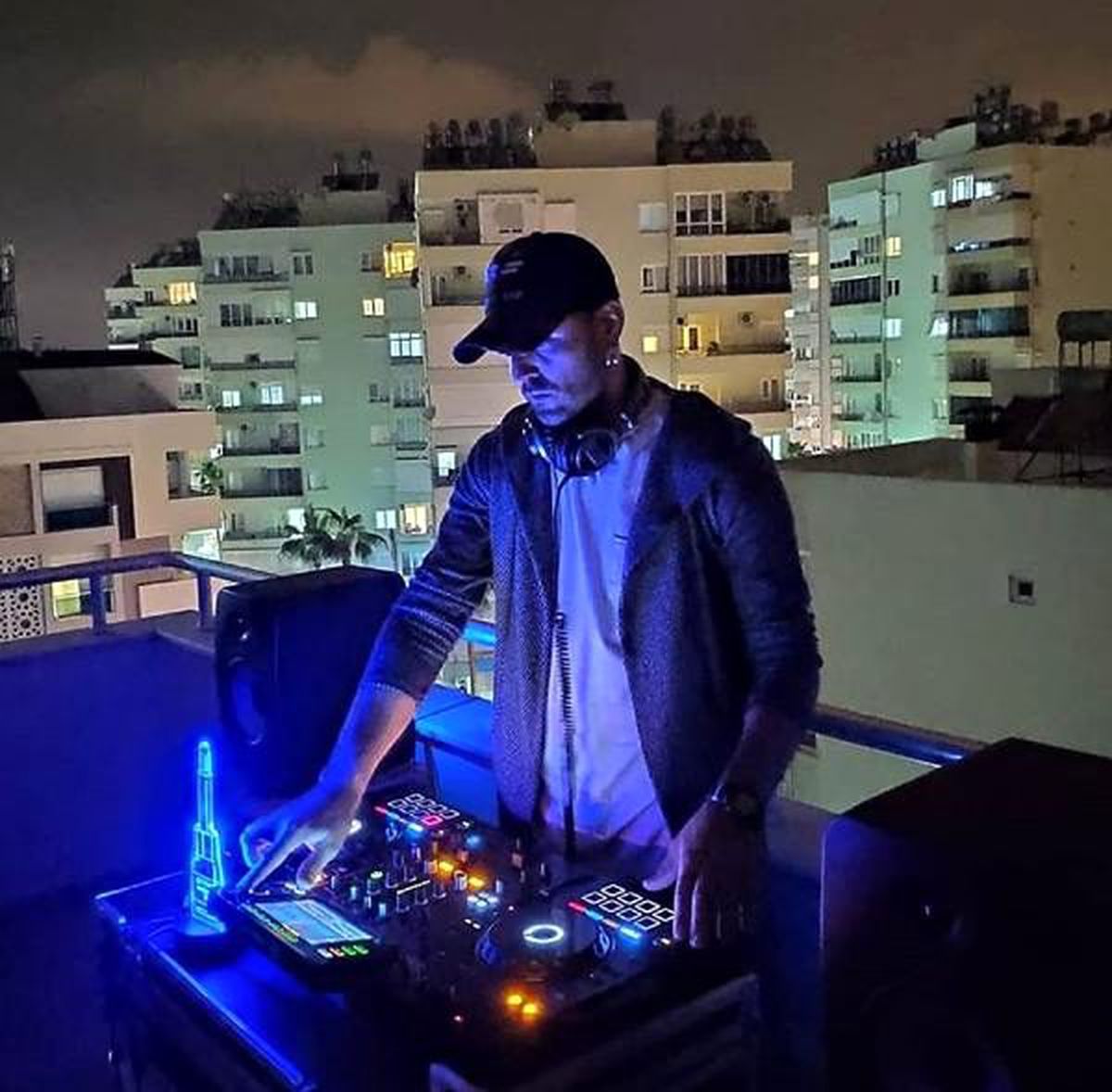 DJ balkonda çaldı, mahalleli alkışladı