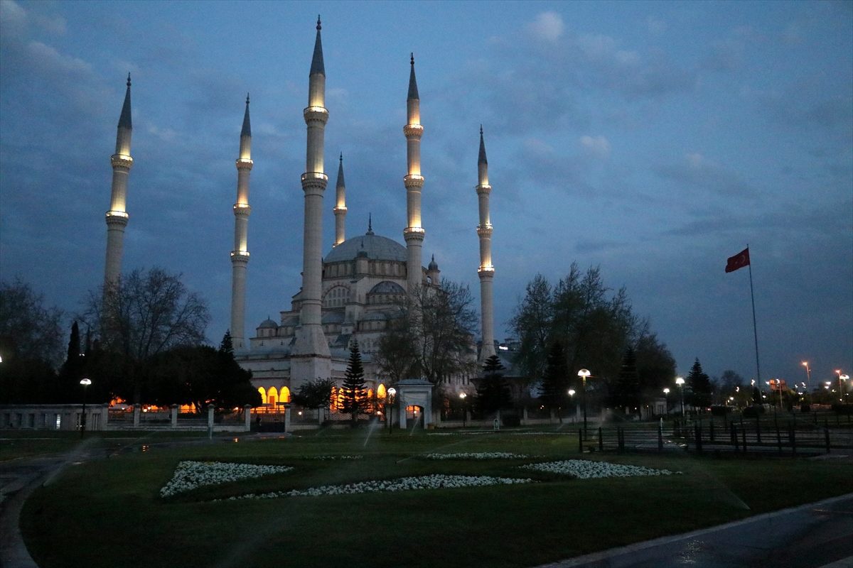 Doğu Akdeniz\'de koronavirüs salgınına karşı camilerde dua edildi