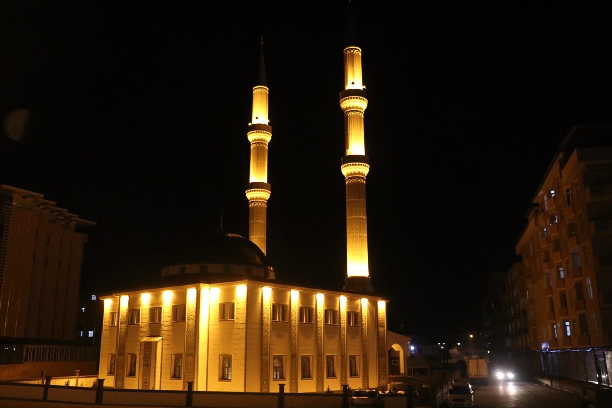 Doğu\'daki camilerde salgının son bulması için dua edildi