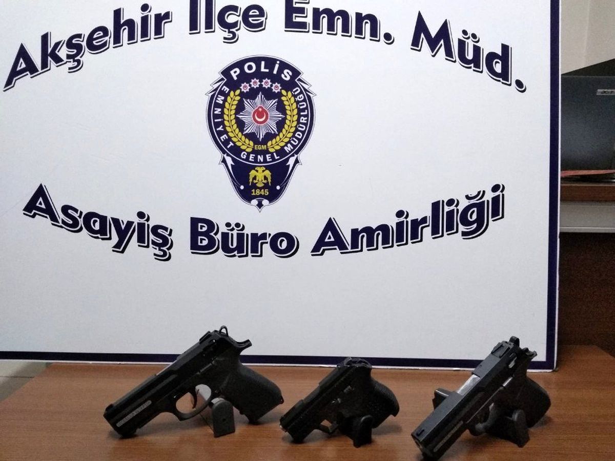 Durdurulan araçta 3 silah ele geçirildi