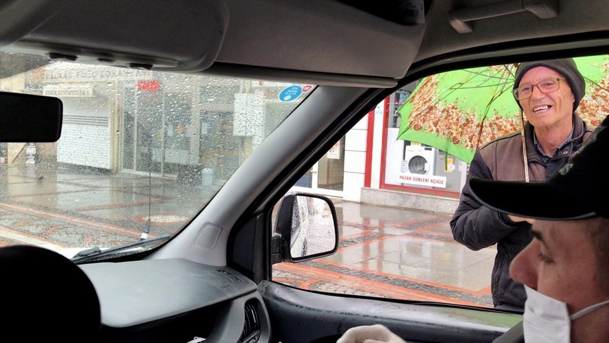 Edirne\'de sokaktaki 65 yaş üstü vatandaşlar uyarılarak evlerine gönderildi
