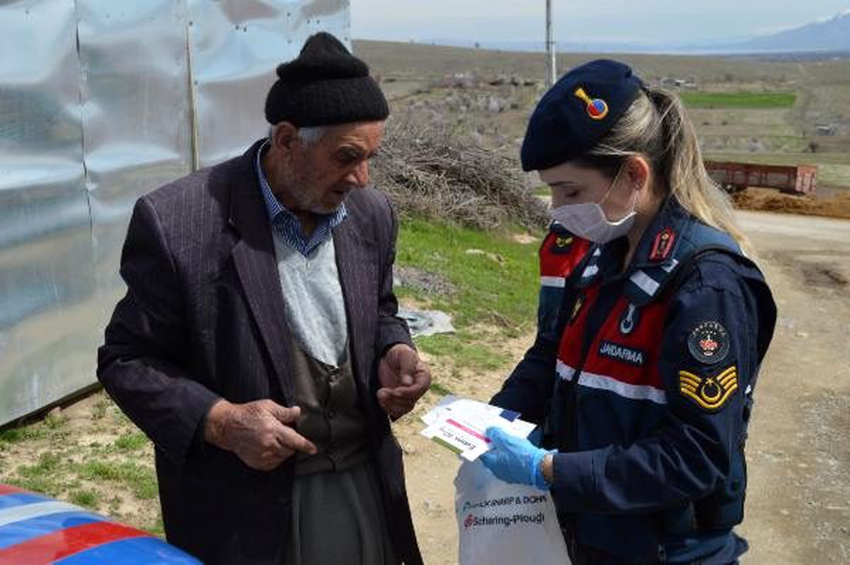 Elazığ\'da evden çıkamayanların ilaçlarını jandarma götürdü