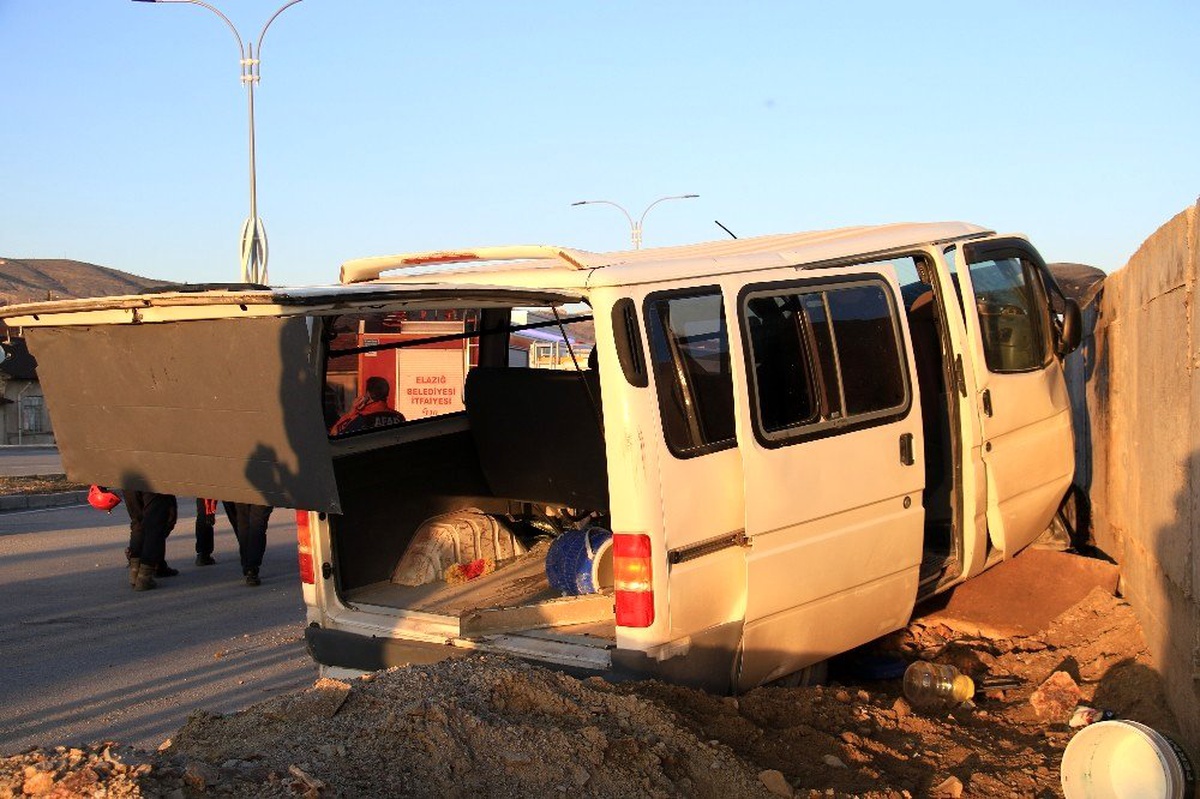 Elazığ\'da işçi servisi beton bloka çarptı: 9 yaralı
