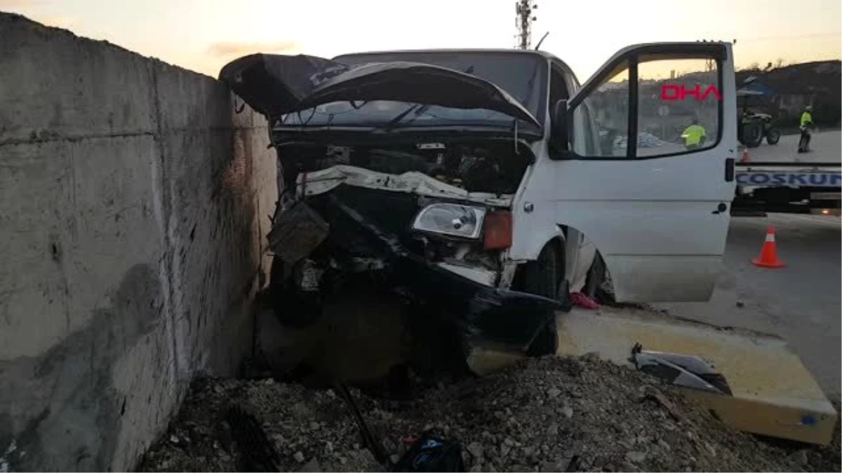 Elazığ\'da minibüs hastane duvarına çarptı: 9 yaralı