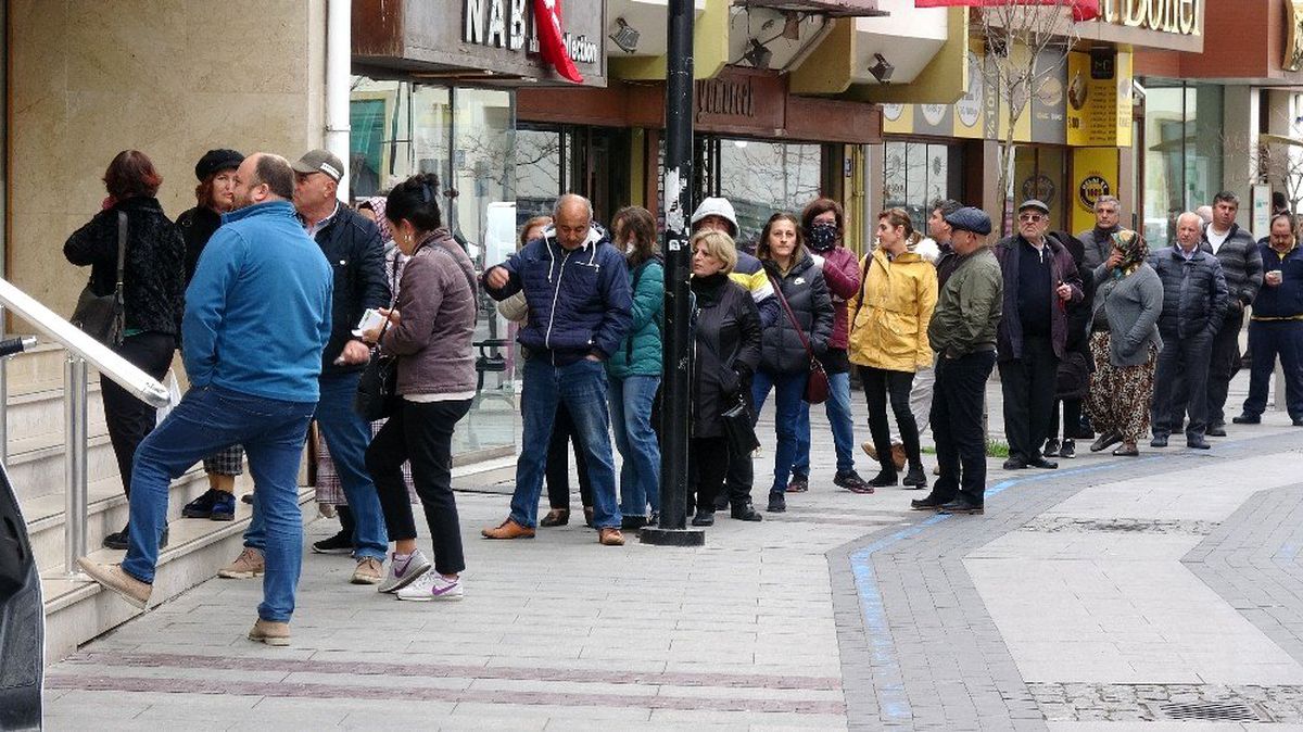 Emekliler korona virüse rağmen banka önünde uzun kuyruklar oluşturdu