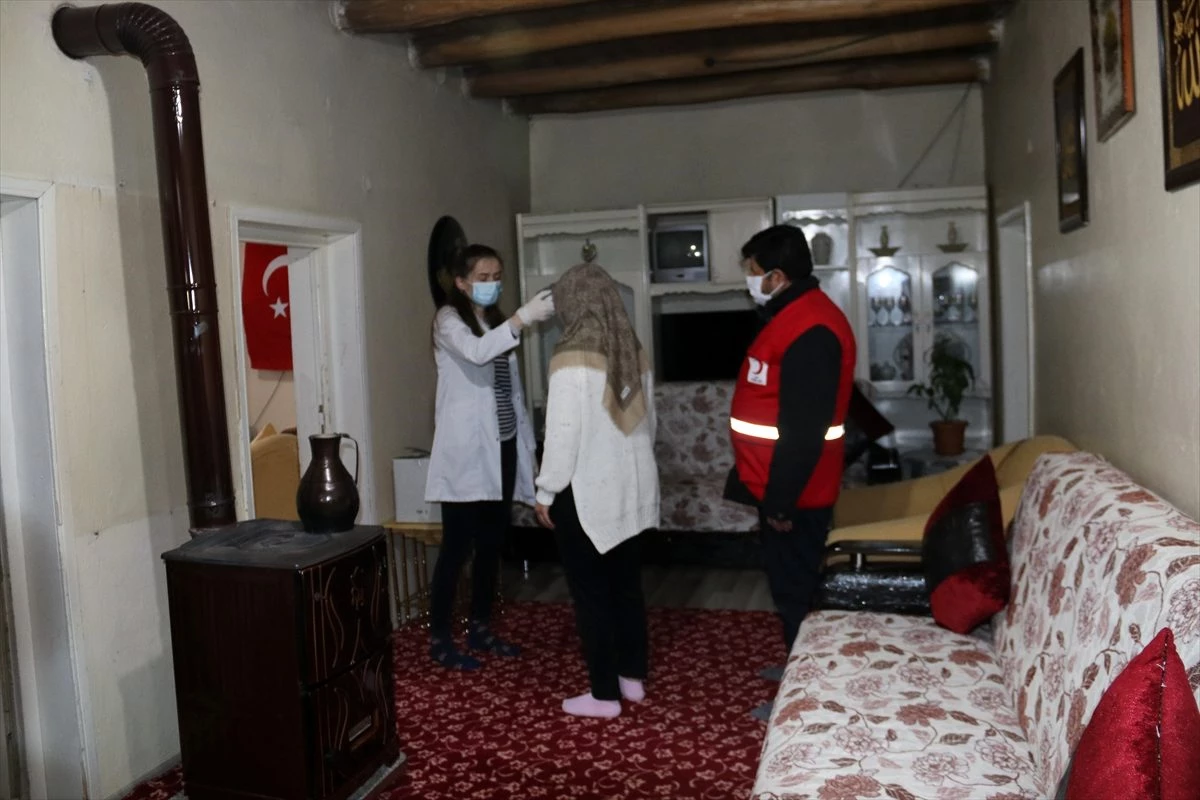 Erciş\'te 65 yaş üzeri vatandaşlara gıda yardımı ve sağlık muayenesi