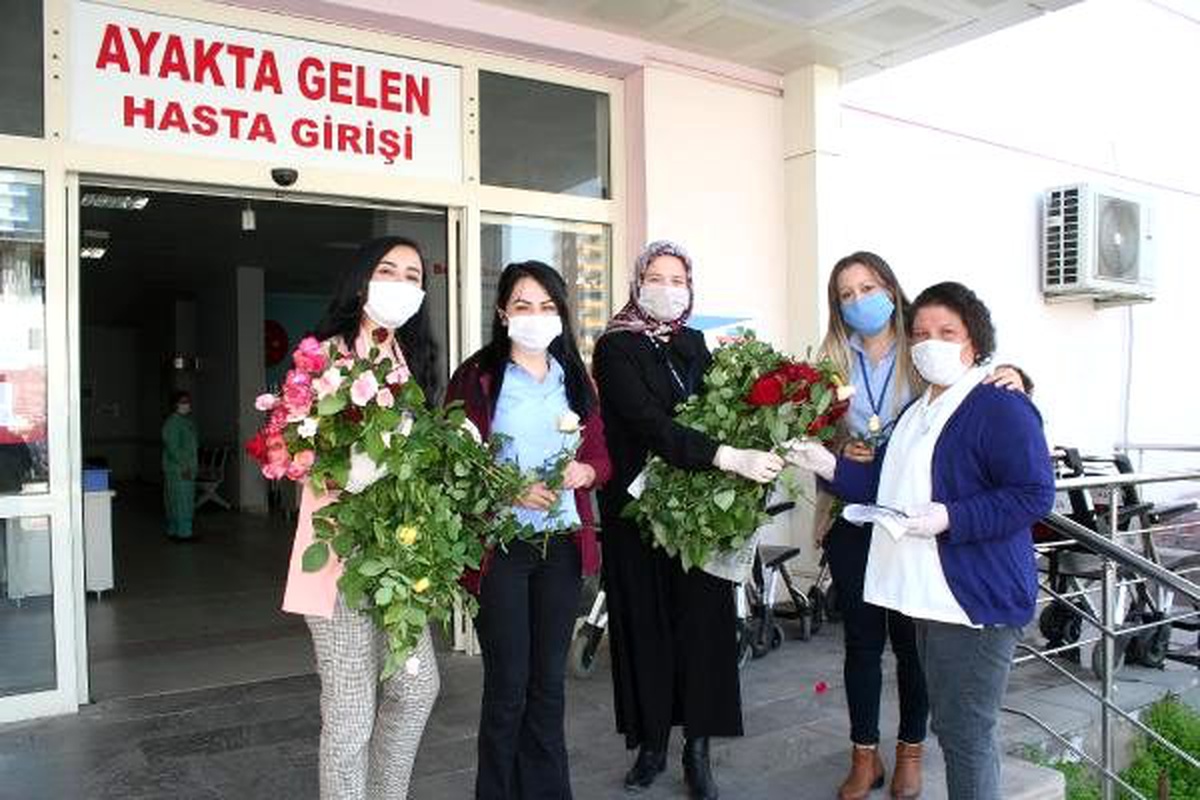 Erdemli\'de sağlık çalışanlarına çiçekli destek