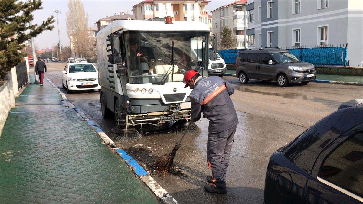 Erzurum\'da belediye ekipleri Kovid-19\'a karşı temizlik ve ilaçlama çalışmasını sürdürüyor