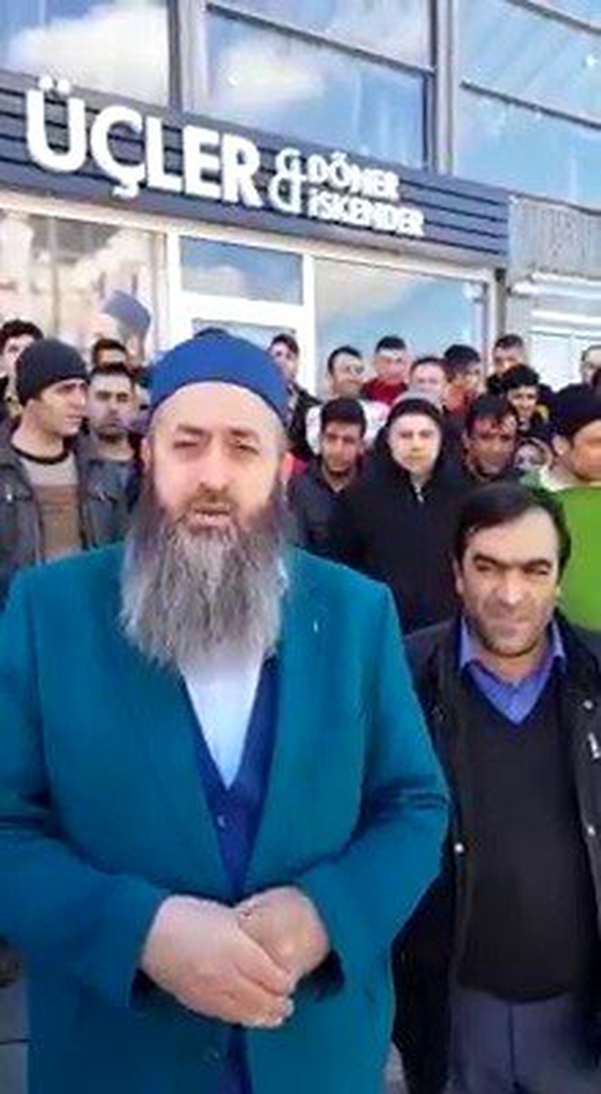 Erzurumlu dönerci 2 ay çalışmayacak olan işçilerinin maaşını karşılayacak