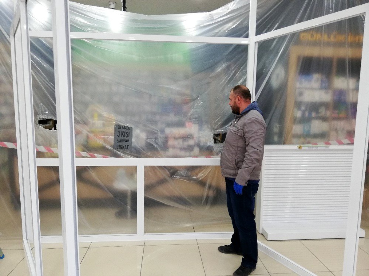 Esenyurt\'ta eczanede korona virüse muşambalı önlem