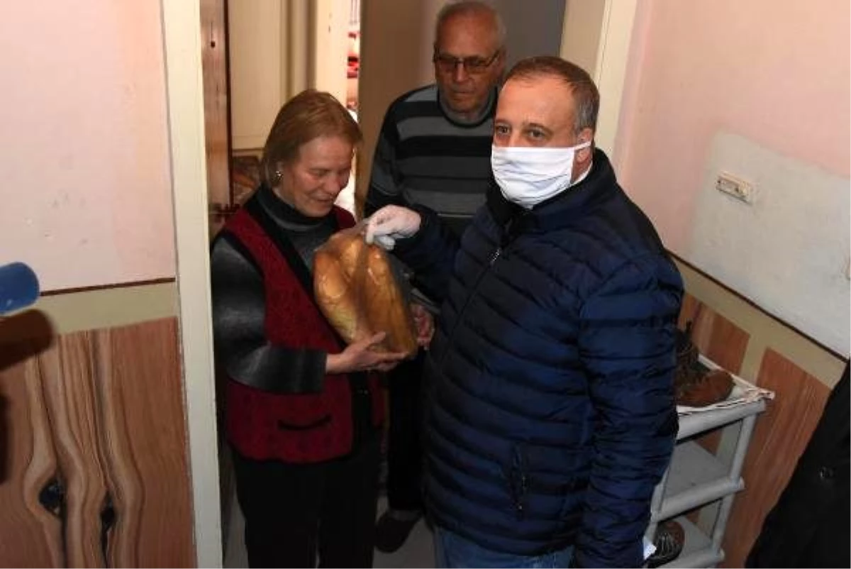 Eskişehir\'de, evden çıkmayanlara ekmek dağıtıldı