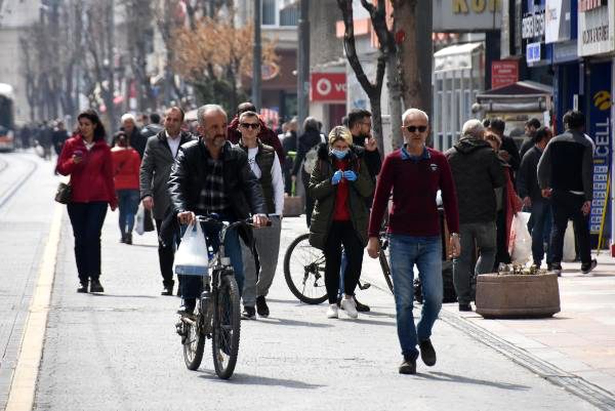 Eskişehirliler çağrılara uymadı, sokaklar ve banka önleri doldu