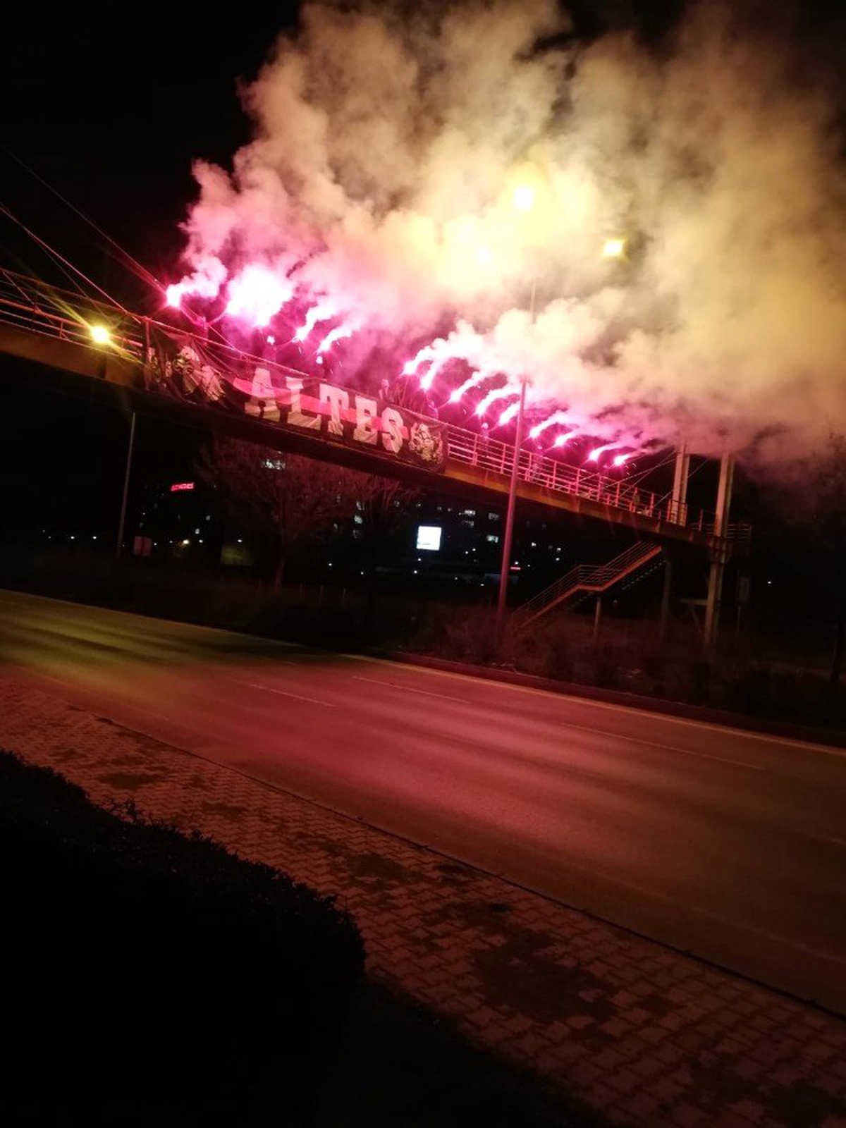 Eskişehirspor taraftarından sağlık çalışanları ve emniyet güçlerine meş\'aleli destek