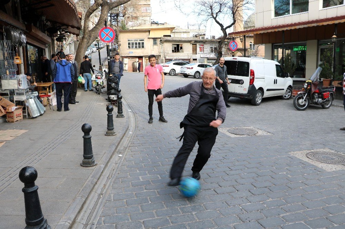 Esnaf müşteri olmayınca futbol oynadı